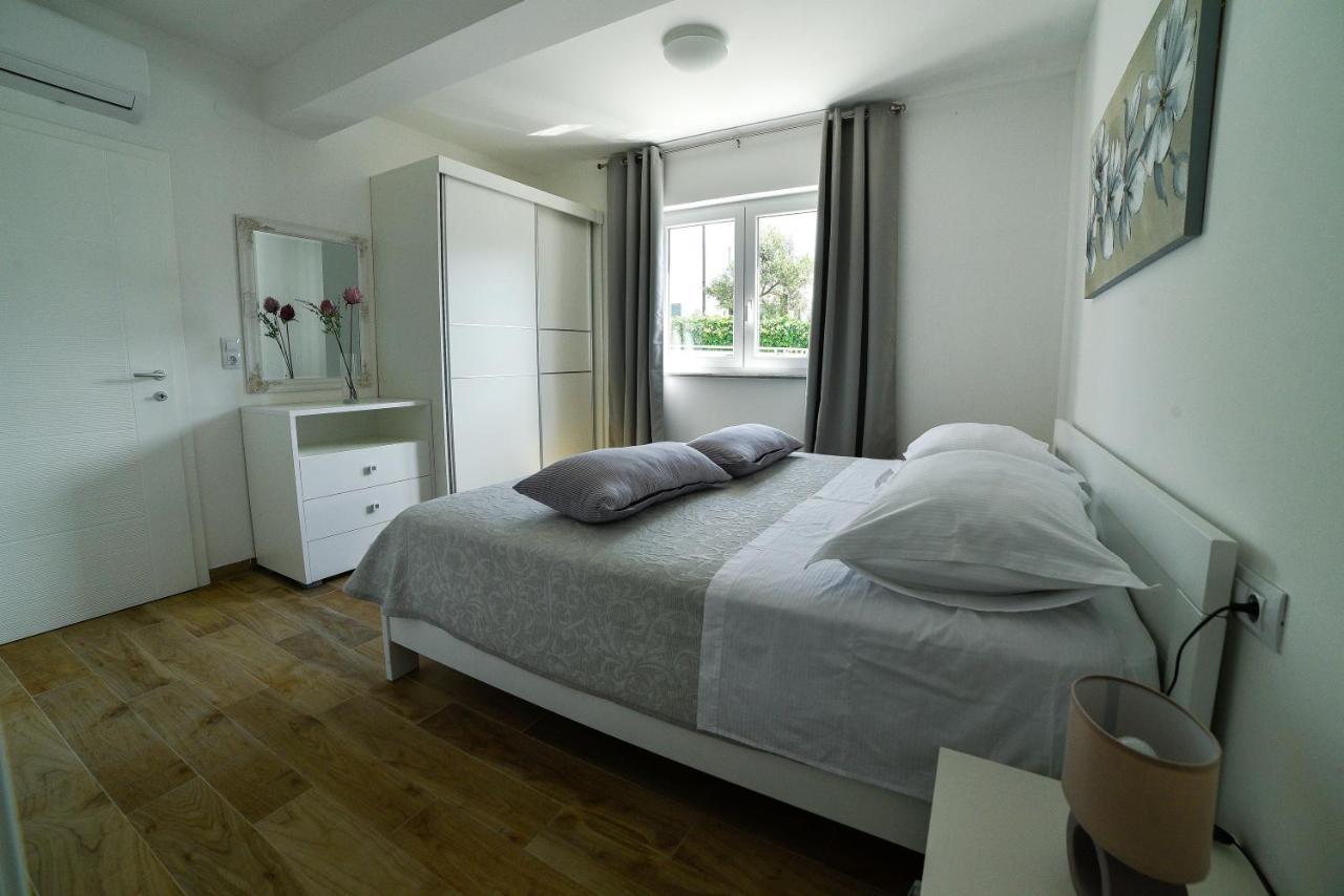 Holiday Home Mb Ražanj エクステリア 写真