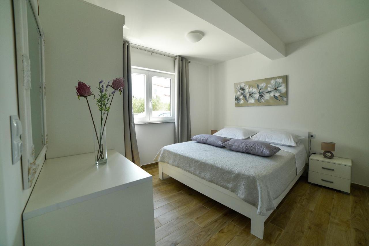 Holiday Home Mb Ražanj エクステリア 写真