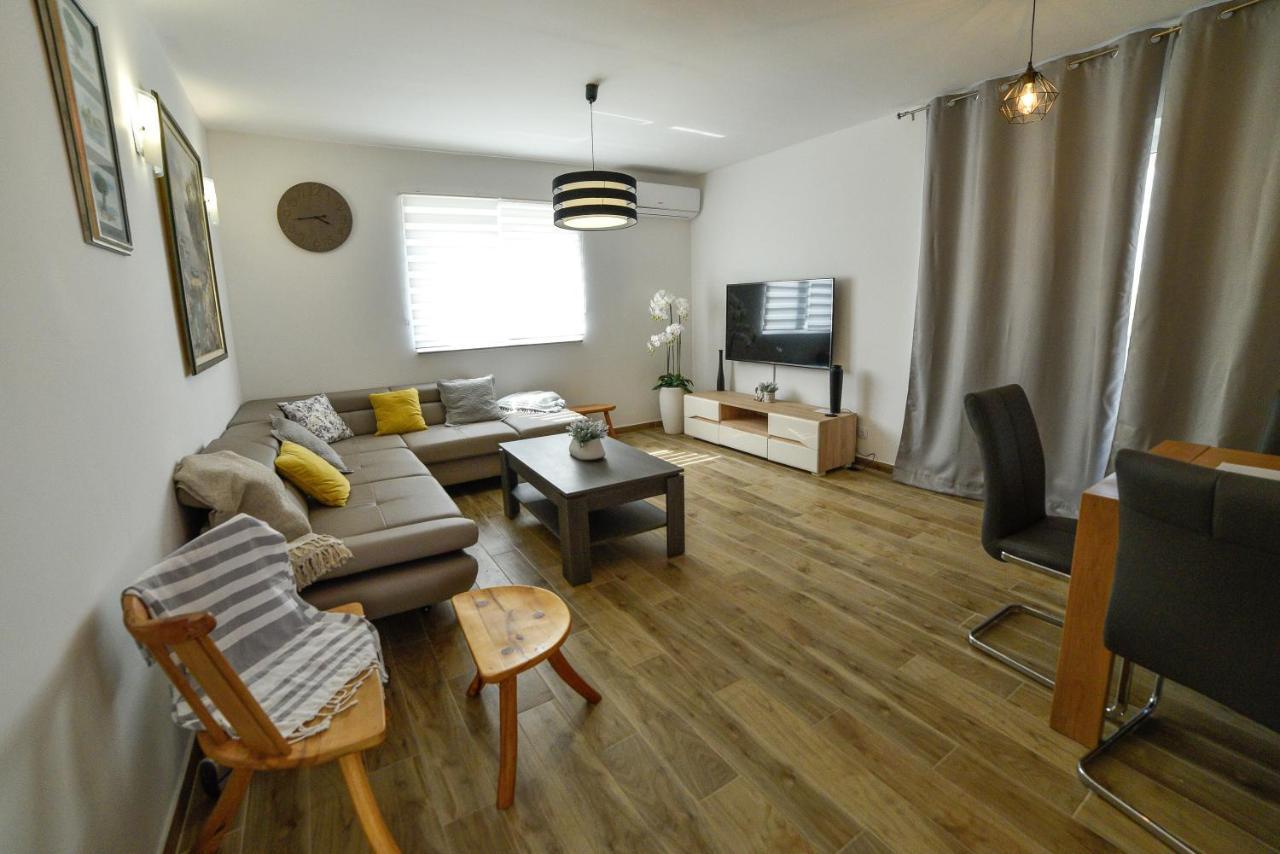 Holiday Home Mb Ražanj エクステリア 写真